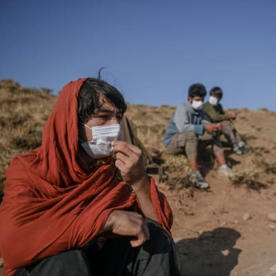 Afghanska flyktingar som kommit från Iran till Tatvan i östra Turkiet 15.8.2021. Turkiet har förstärkt sin gräns och bygger upp en mur mot Iran för att förhindra flyktingar att ta sig in. 