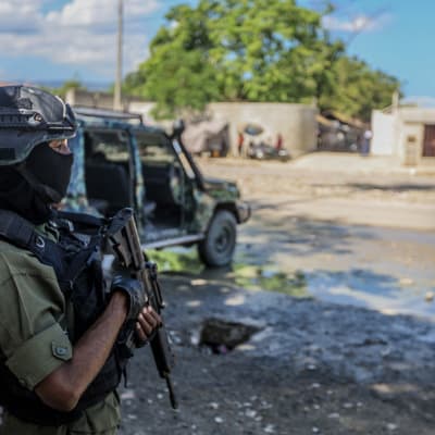 Haitiska soldater bevakade allmänna åklagarens kontor i huvudstaden Port-au-Prince den 6 oktober.