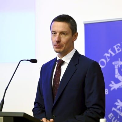 Wojciech Maliszewski, direktör för Internationella valutafondens delegation i Finland som presenterar IMF:s bedömning av den finska ekonomin vid en presskonferens i Helsingfors den 19 november 2021.