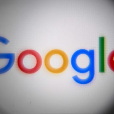 Foto av mobilskärm som visar Googles logotyp 