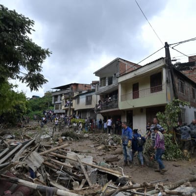 Människor i Dosquebradas beskådade förödelsen efter jordskredet. 