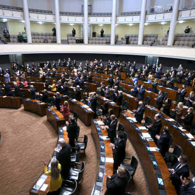 Ukrainas ambassadör får applåder från stående riksdagsledamöter i plenisalen