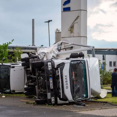 Kaksi myrskyn jäljiltä kaatunutta autoa Paderbornin kaupungissa Saksassa.