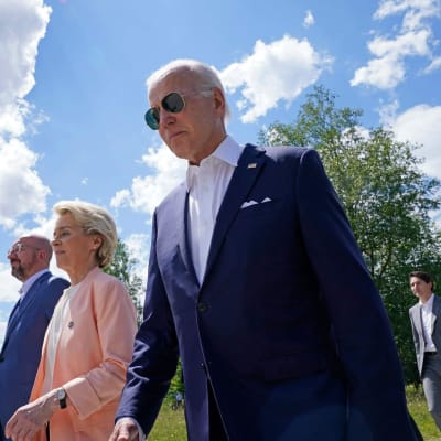 Joe Biden med pilotsolglasögon går i förgrunden tillsammans med Charles Michel och Ursula von der Leyen.