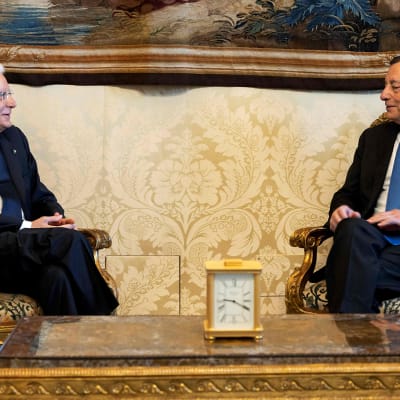 Italiens president Sergio Mattarella (till vänster) och premiärminister Mario Draghi.