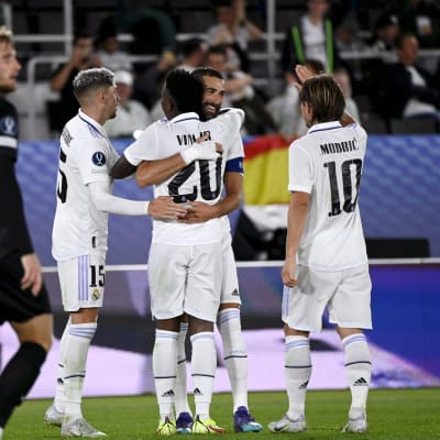 Real Madrid firar mål i supercupen.