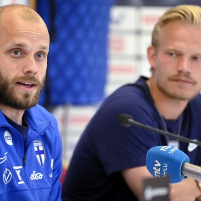 Teemu Pukki och Joel Pohjanpalo på fotbollslandslagets presstillfälle 19.9.2022.