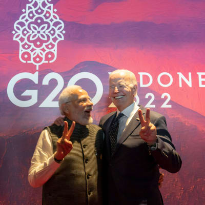 USA:s president Joe Biden och Indiens premiärminister Narendra Modi vid G20-toppmötet på den indonesiska semesterön Bali.