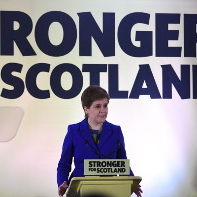 Skottlands första minister Nicola Sturgeon håller en presskonferens