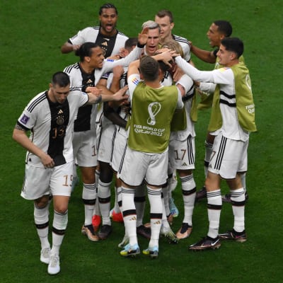 Tyska spelare firar mål.