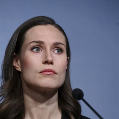 Närbild på bekymrad Sanna Marin