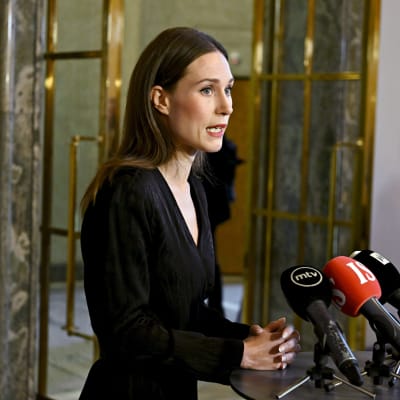 Pääministeri Sanna Marin tiedotustilaisuudessaan eduskunnassa Helsingissä ennen täysistuntoa 7. joulukuuta 2022.