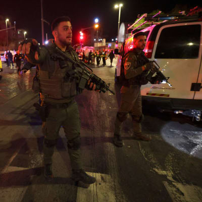 Israeliska säkerhetsstyrkor vid platsen i östra Jerusalem där terrorattacken utfördes.