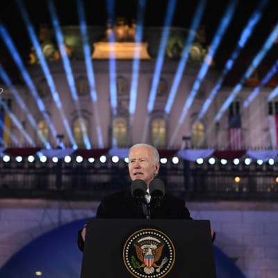Joe Biden håller tal framför kungliga slottet i Warszawa.