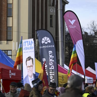 Valkampanjer med tält och banderoller i olika partifärger på Hagnäs torg.