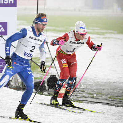 Joni Mäki ja Johannes Kläbo hiihtämässä sprinttihiihtoa.
