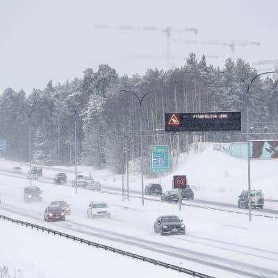 Bilar och snöyra på en motorrväg.