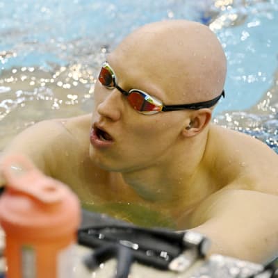 Matti Mattsson vid bassängkanten.
