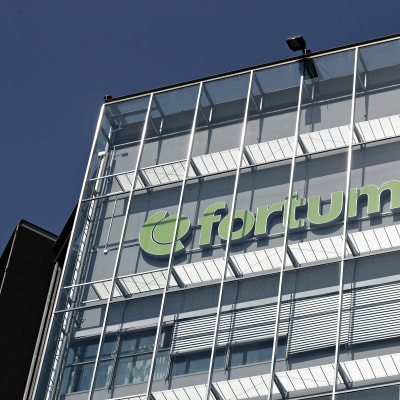Fortums logotyp på huvudkontorets fasad i Esbo. 