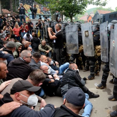 Serber från Kosovo möter kravallpolis i Zvečan den 29 maj 2023. Natos fredsbevarande styrkor försökte skingra demonstranterna.