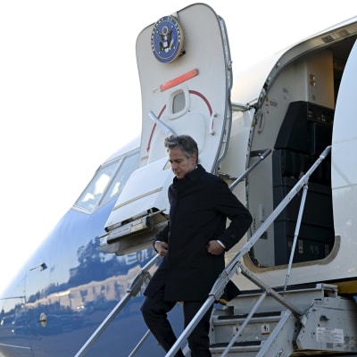 Antony Blinken går ut ur ett flygplan.