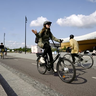 Personer som cyklar vid Medborgartorget i Helsingfors.