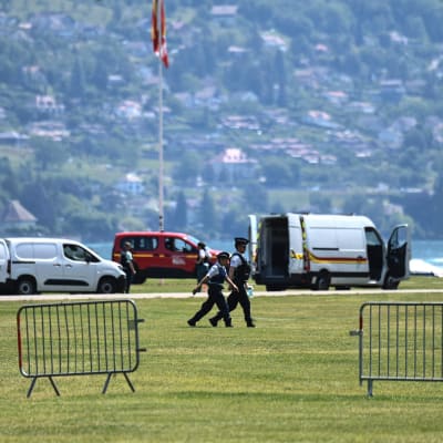 Franska poliser på en gräsmatta efter en knivhuggningsattack mot barn.