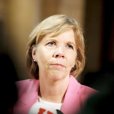 Närbild av Anna-Maja Henriksson som tittar åt sidan.