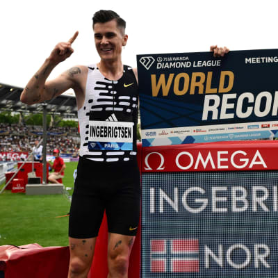 Jakob Ingebrigtsen firar världsrekord.