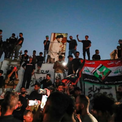 Muqtada al-Sadr-anhängare samlades för protest utanför Sveriges ambassad i Bagdad, Irak den 20 juli 2023.