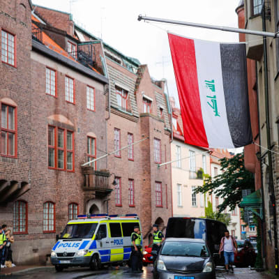 Svensk polis utanför Iraks ambassad i Stockholm den 20 juli 2023.