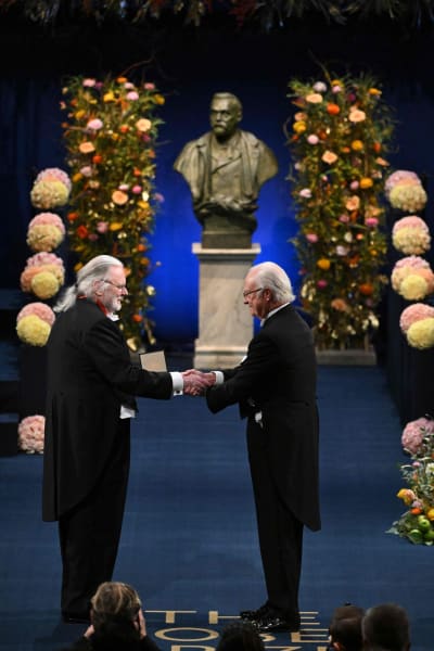 Nobelpristagaren i litteratur Jon Fosse gratuleras av Sveriges kung Carl XVI Gustaf
