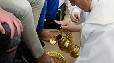  Påven Franciskus utför "tvättning av fötterna" av tolv unga fångar.