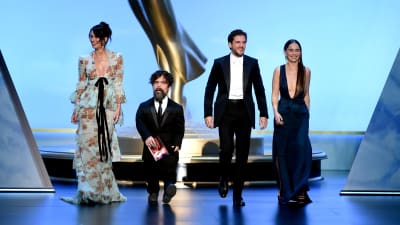Got-stjärnorna Lena Headey, Peter Dinklage, Kit Harington och Emilia Clarke äntrar scenen på Emmy Awards 2019.