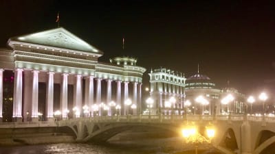 Nyklassicistiska fasader i nattbelysning som en del av Skopje 2014