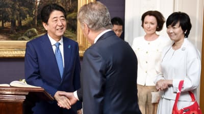 Japans premiärminister Shinzo Abe hälsar på president Sauli Niinistö.
