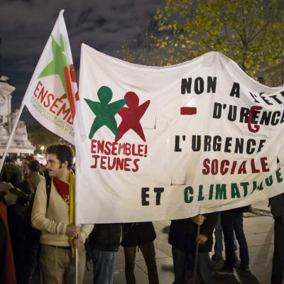 Demonstration mot förbudet mot demonstrationer som en del av undantagstillståndet som utlystes efter terrorattackerna i Paris.