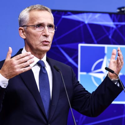 Jens Stoltenberg puhuu.