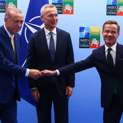 Turkiets president Recep Tayyip Erdoğan, Natos generalsekreterare Jens Stoltenberg och Sveriges statsminister Ulf Kristersson i Vilnius den 10 juli 2023.