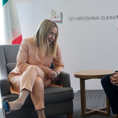 Frankrikes president Emmanuel Macron och Italiens premiärminister Giorgia Meloni pratar med varandra.
