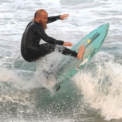 Blake Johnston surffaa.