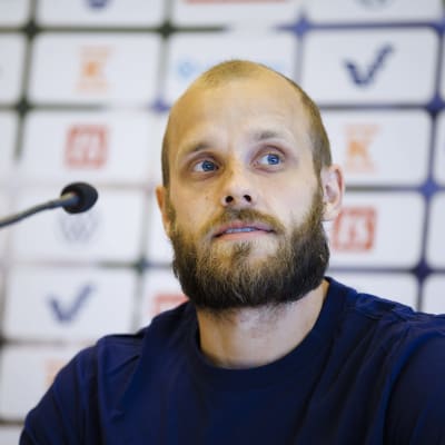 Teemu Pukki Huuhkajien tiedotustilaisuudessa.