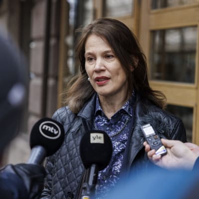 Sovittelulautakunnan puheenjohtaja, alivaltiosihteeri Elina Pylkkänen tiedotustilaisuudessa valtakunnansovittelijan toimiston edessä Helsingissä.