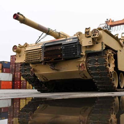 Abrams-panssarivaunu satamaterminaalissa.