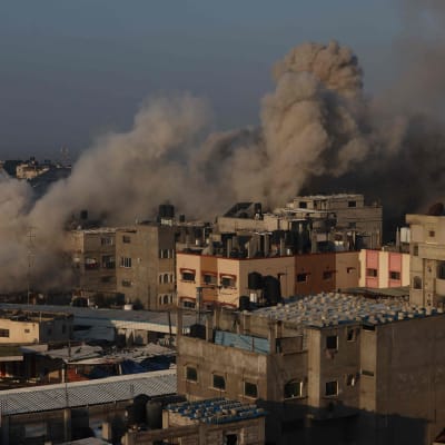 Rökmoln i staden Rafah efter en israelisk flygräd den 1 december 2023.