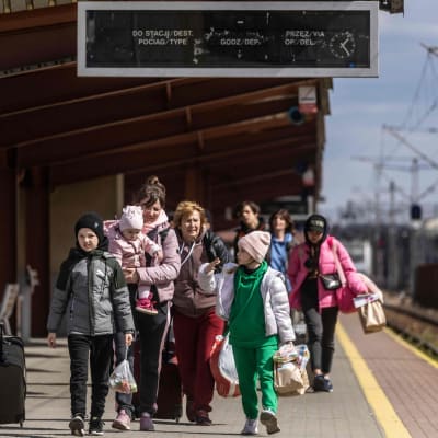 Ukrainska flyktingar på en perrong på en tågstation i Przemysl, Polen.