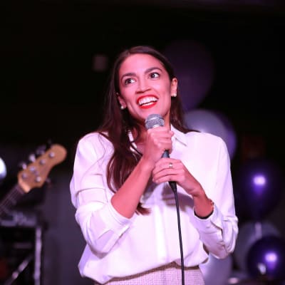 Alexandria Ocasio-Cortez på segerfest efter mellanårsvalet 2018.