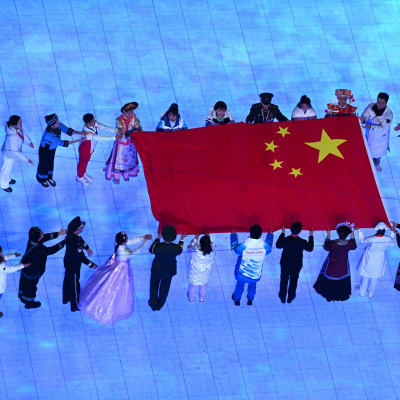 Esiintyjät kantavat Kiinan lippua olympiakisojen avajaisissa.