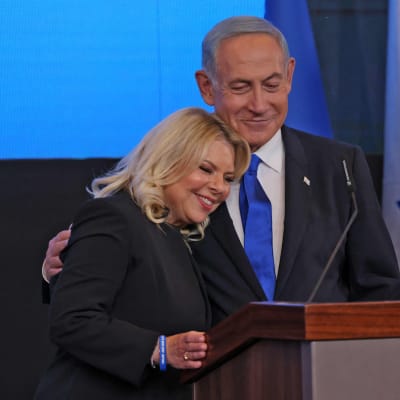 Israels före detta premiärminister och ledare för partiet Likud,  Benjamin Netanyahu och hans hustru Sara.