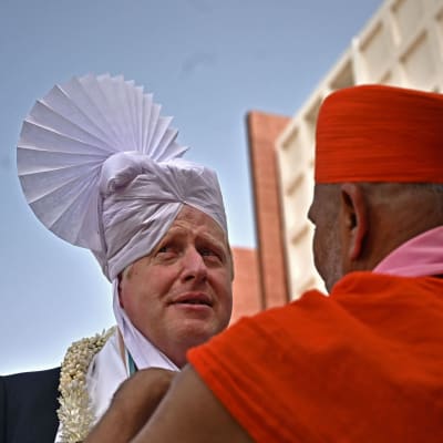 Boris Johnson turbaani päässä.